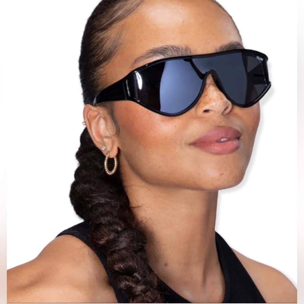 QUAY Secret Set Sunglasses Polarized Black Shield Frame Black Lens Unisex NWT